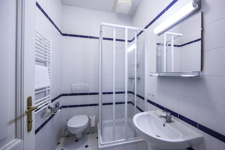 Room 2 of 27