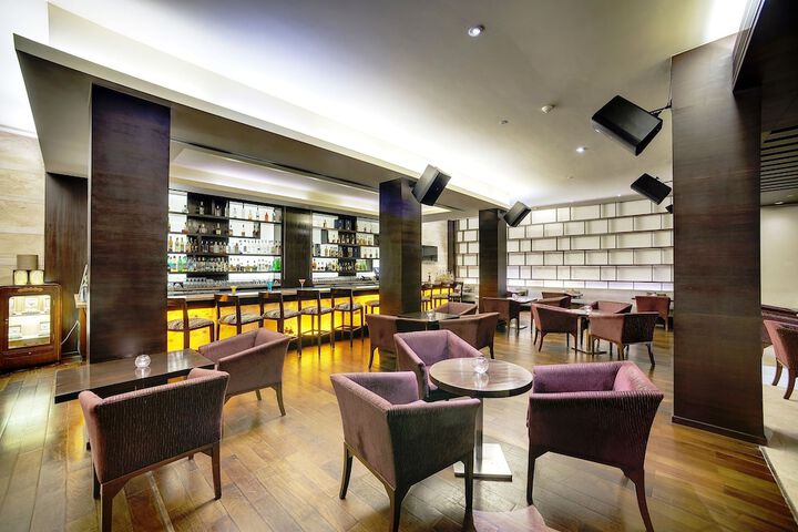 Lounge 43 of 48
