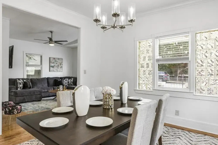 Exterior of 7 bedrooms Spacious House Near Downtown w Parking