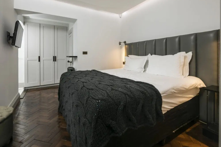 Room 2 of 10