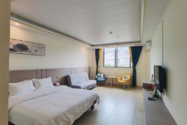 Room 6 of 8