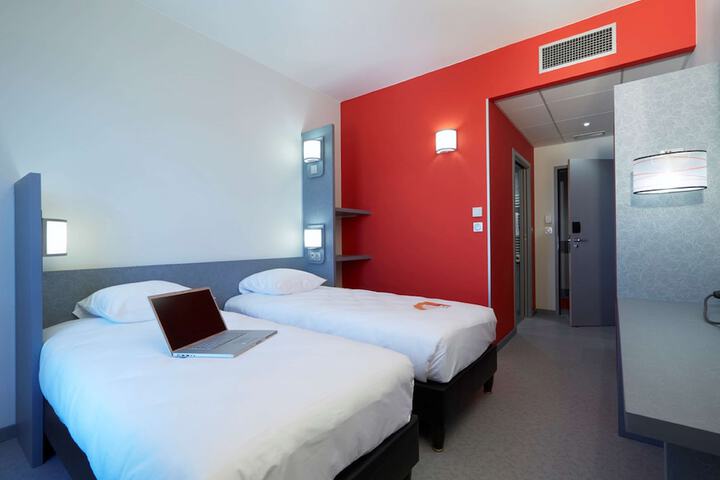 Room 8 of 38