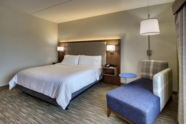 1 King Bed (5 of 17)
