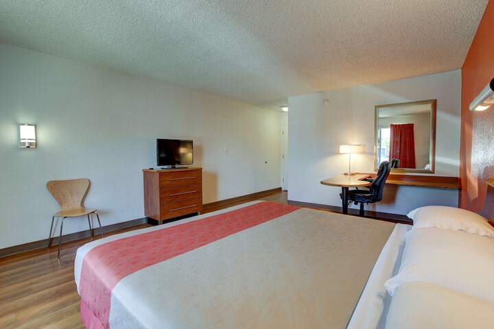 1 King Bed (1 of 4)