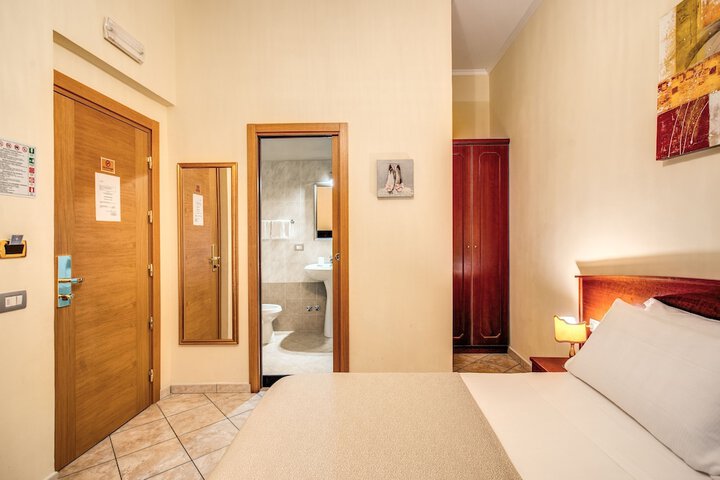 Room 10 of 32
