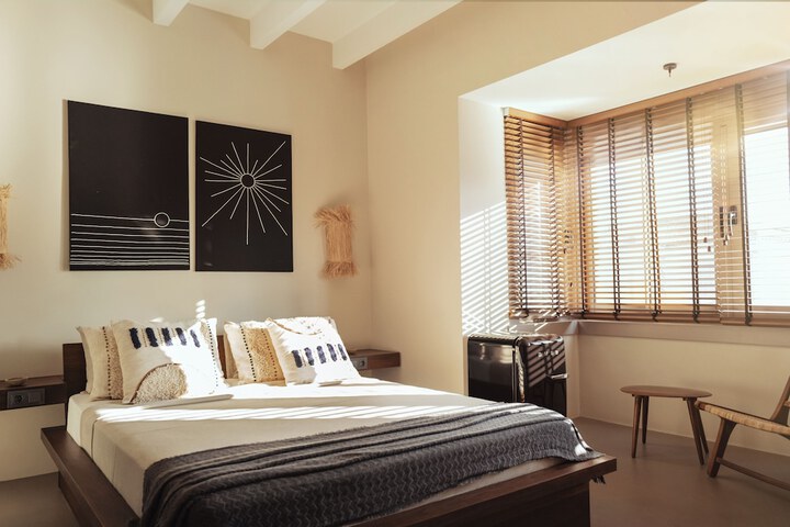Room 2 of 77