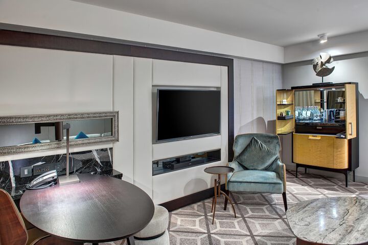 Room 38 of 290