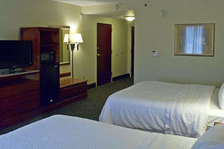 2 Queen Beds (8 of 10)