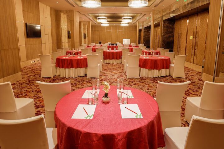 Ballroom/Hall 89 of 118