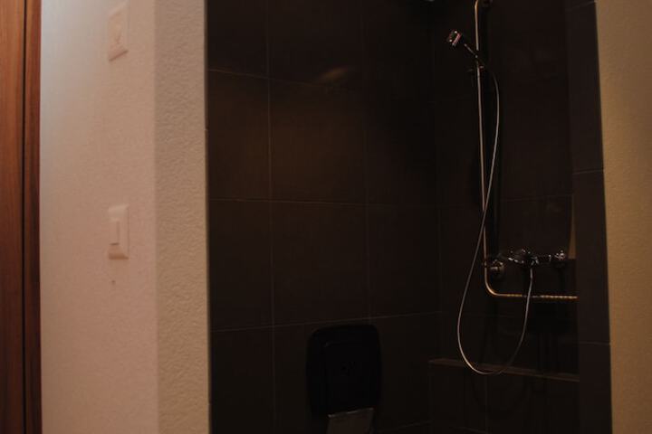 Room 57 of 77