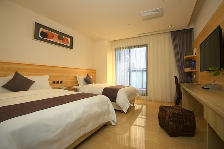 Room 12 of 102