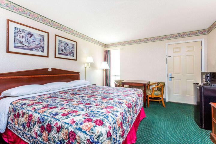 1 King Bed Accessible (9 of 9)
