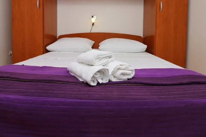 Room 4 of 9