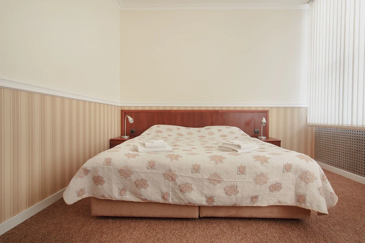 Room 7 of 8