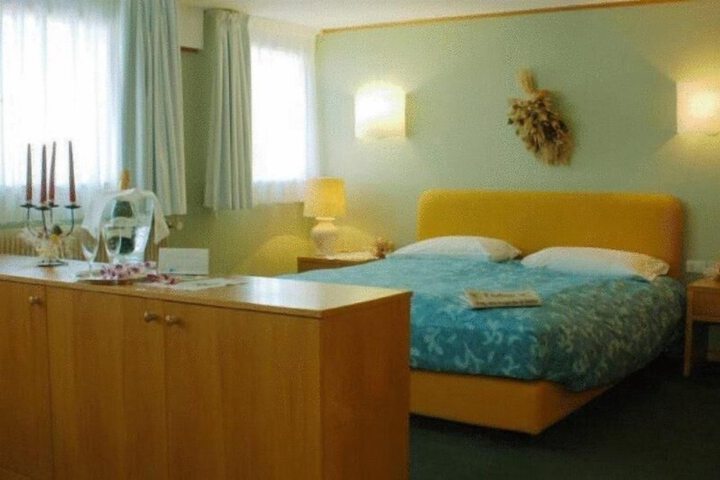 Room 6 of 29