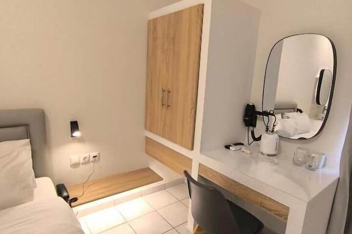 Room 6 of 25
