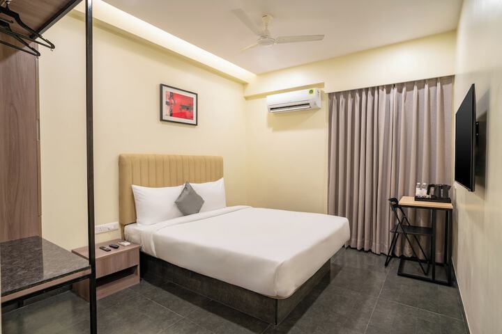 Room 4 of 9