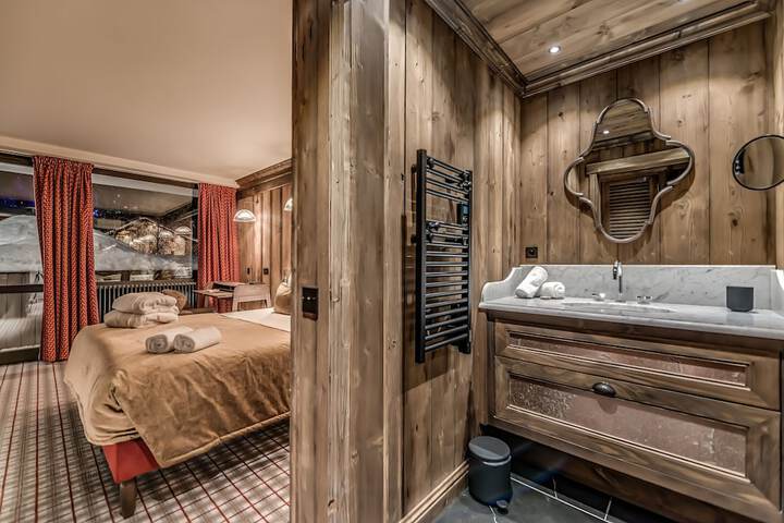 Room 33 of 77