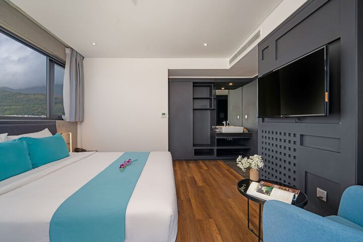 Room 9 of 80