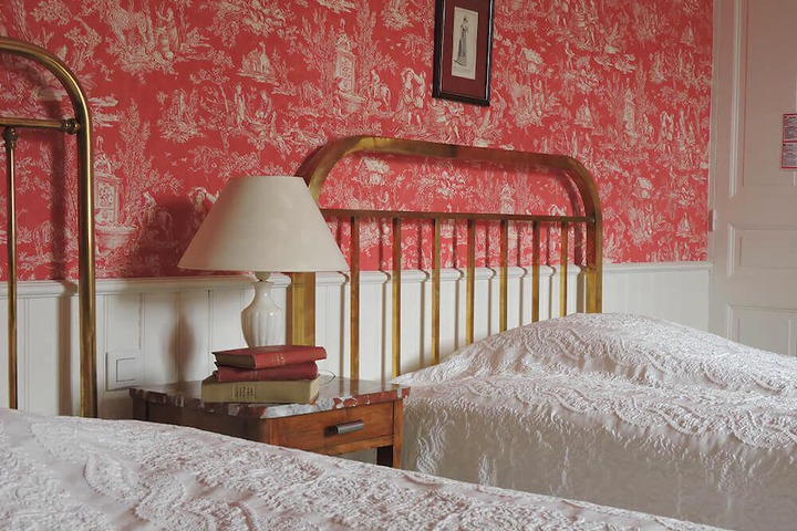 Room 4 of 9