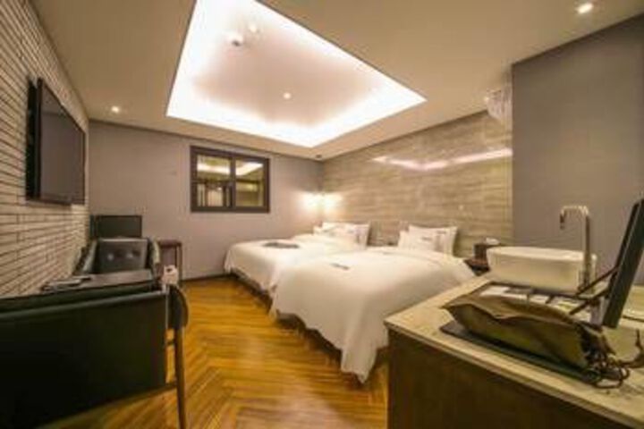 Room 9 of 16