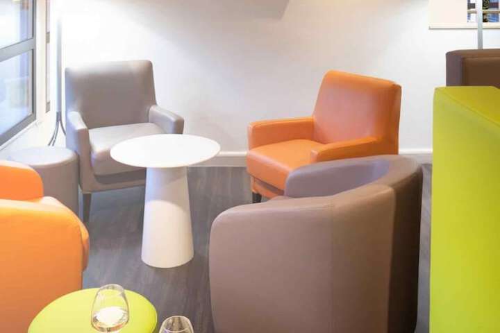 Lounge 26 of 32