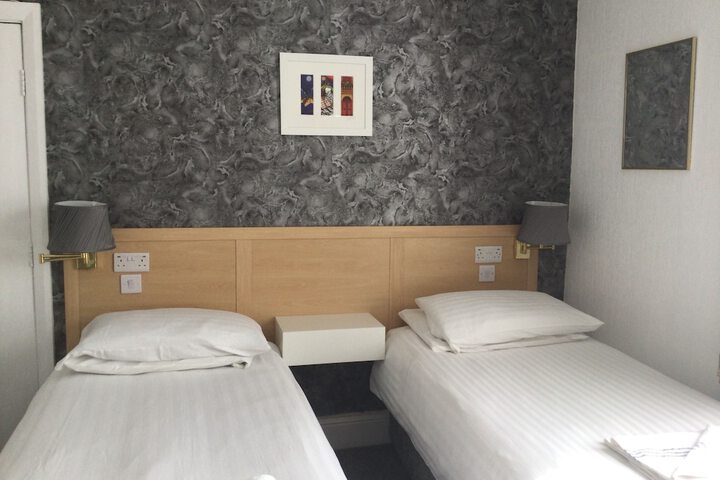 Room 42 of 170