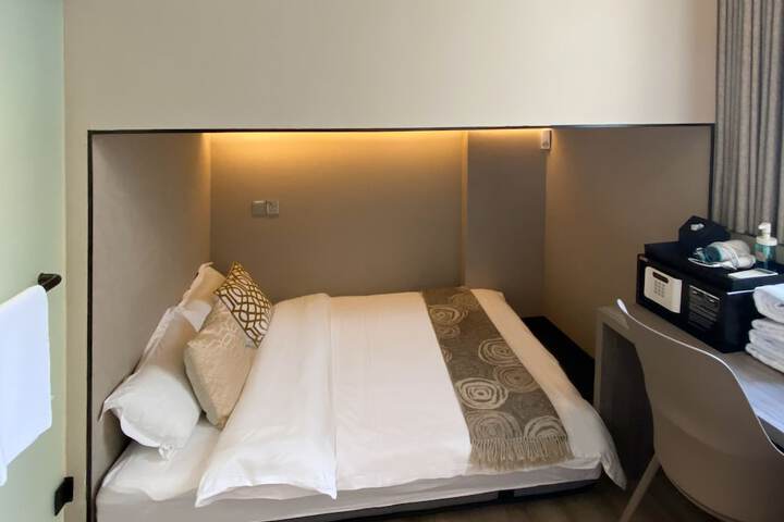 Room 12 of 28
