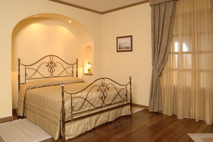 Room 9 of 94
