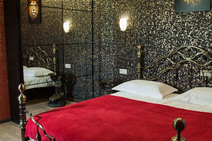Room 4 of 42