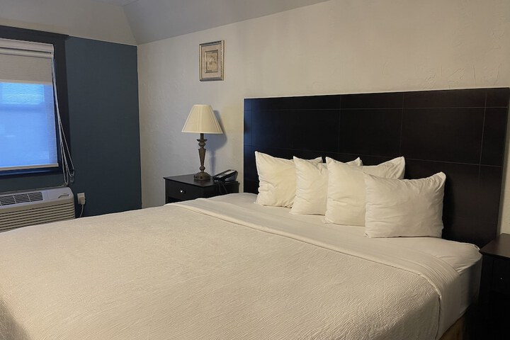1 King Bed Deluxe Room (12 of 50)
