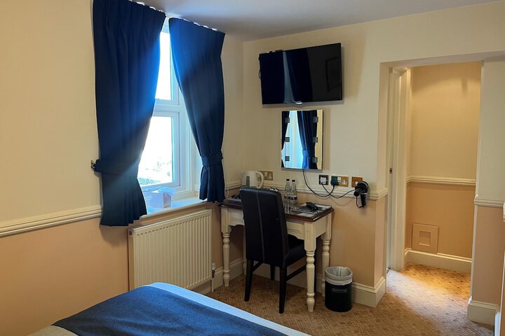 Room 17 of 28