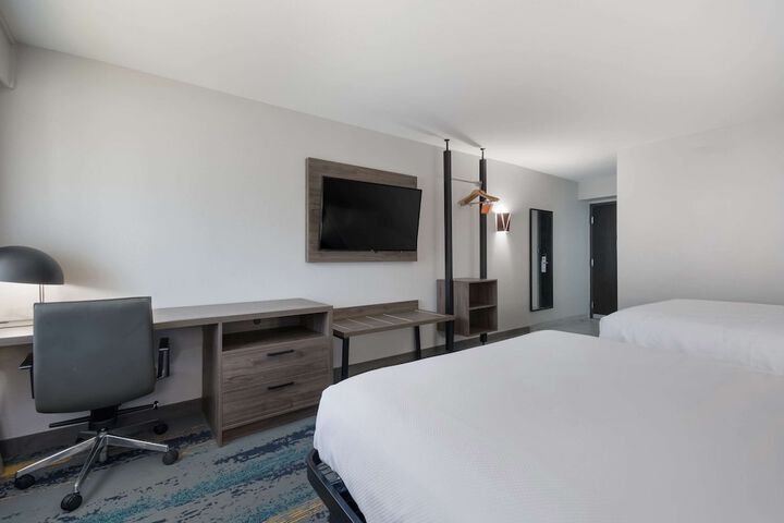 1 Queen Bed Accessible (9 of 24)