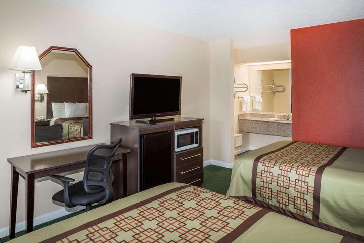 2 Queen Beds (1 of 5)