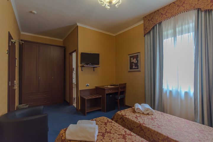Room 6 of 37