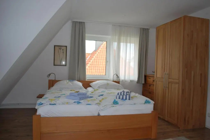 Room 4 of 18