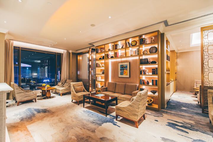 Lounge 76 of 103