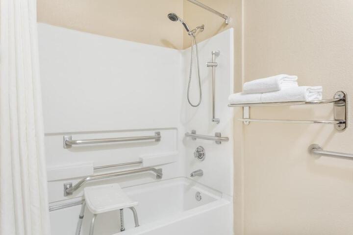 2 Queen Beds Deluxe Room (8 of 9)