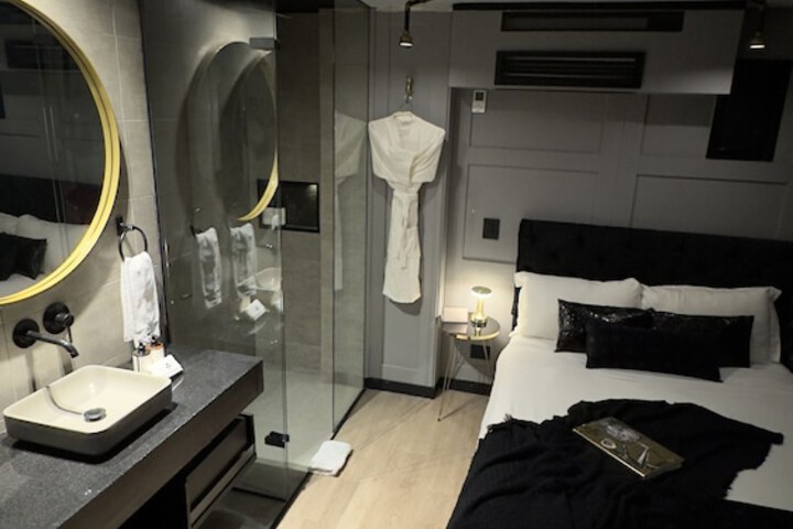 Room 18 of 99