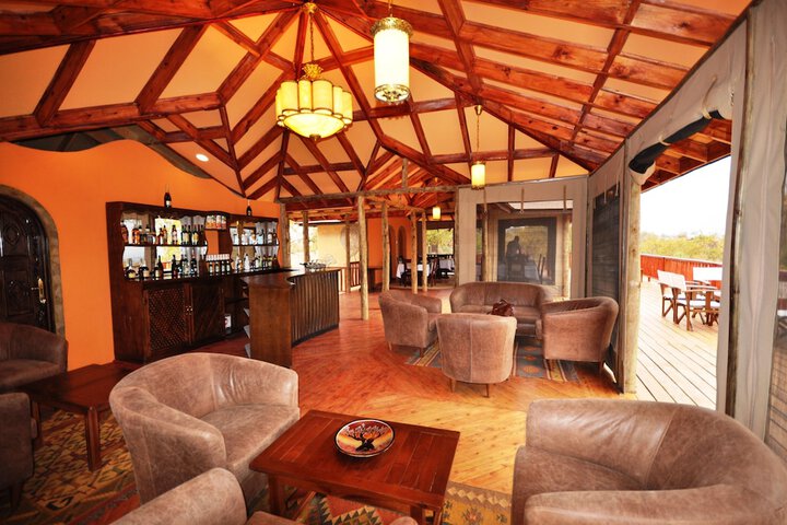 Lounge 19 of 34