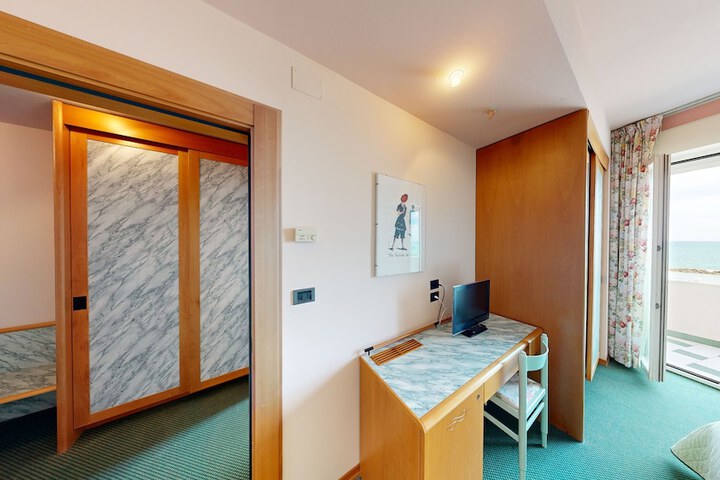 Room 10 of 26