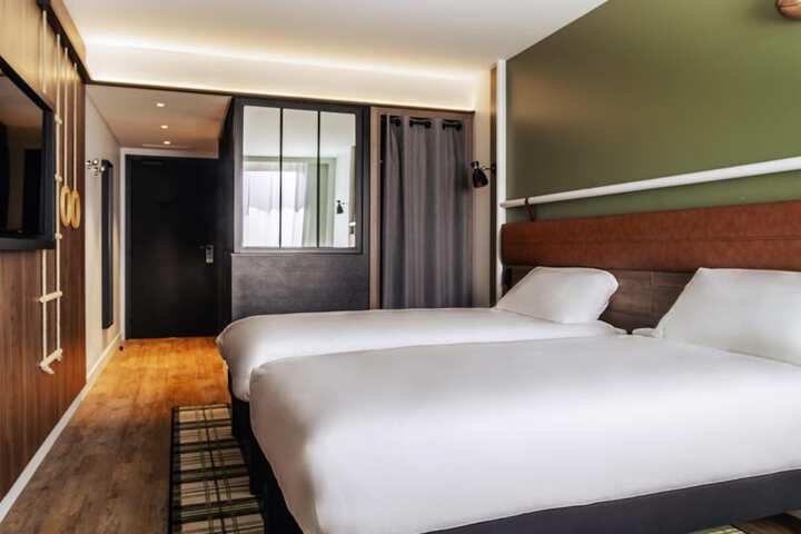 Room 33 of 163
