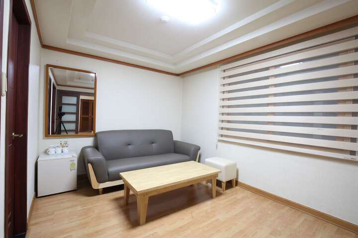 Room 28 of 60