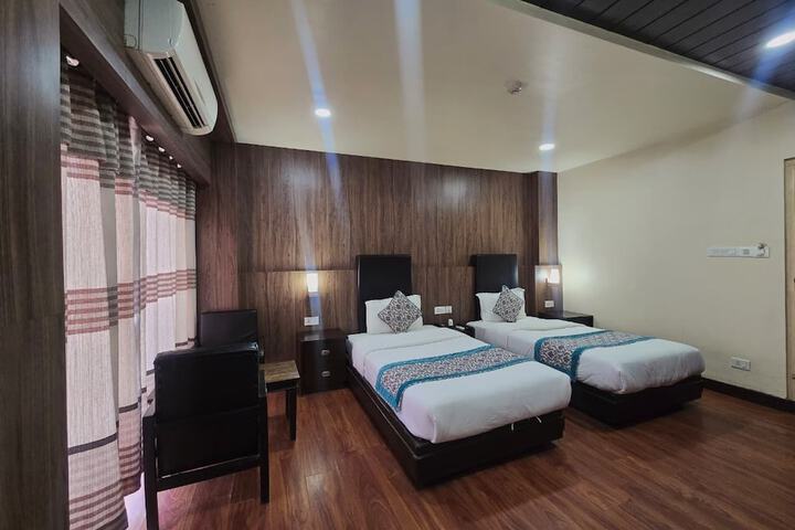 Room 5 of 16