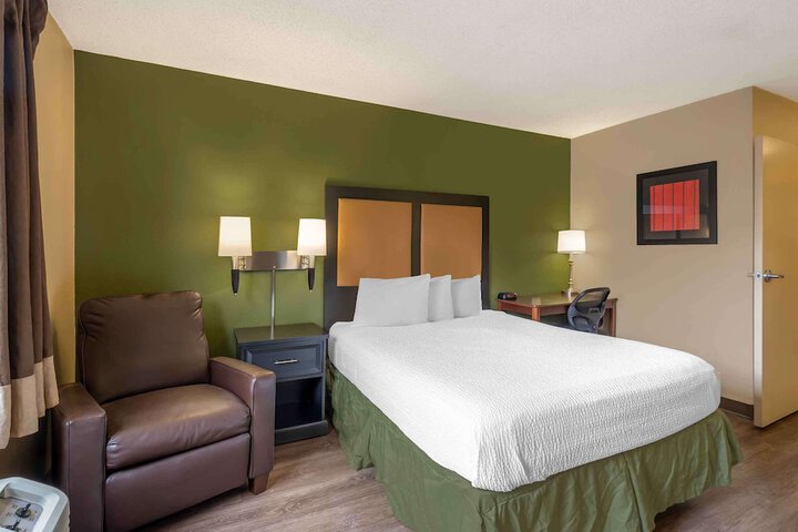 Studio Accessible Queen Size Bed (3 of 13)