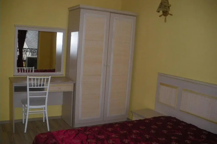 Room 4 of 16