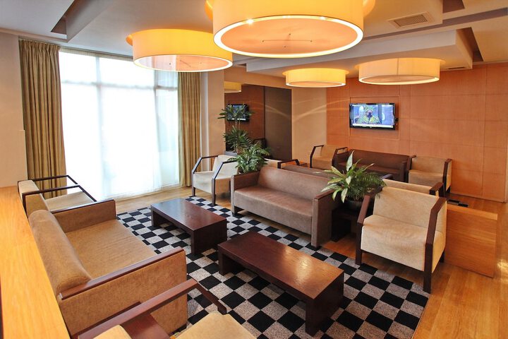 Lounge 34 of 59