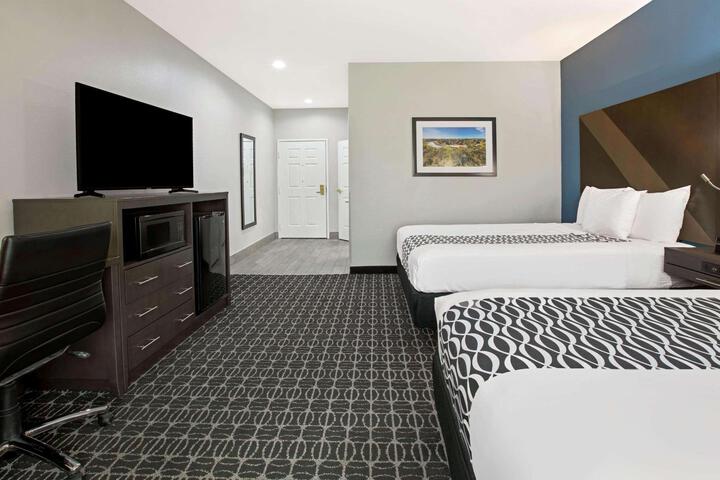 2 Queen Beds Mobility Hearing Impaired Accessible Room (3 of 4)