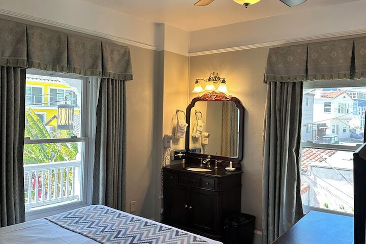 Room 12 of 37