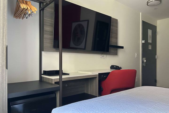 1 Queen Bed (5 of 9)